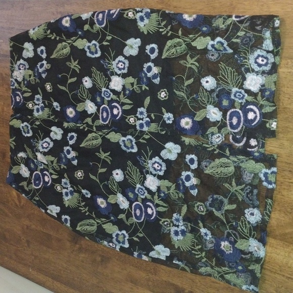 BCBGeneration Embroidered Floral Mesh Midi Pencil Skirt with Slit in Back 10 - Picture 7 of 7